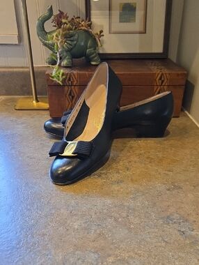 Vintage Ferragamo Black Leather Pumps Size 7 AA